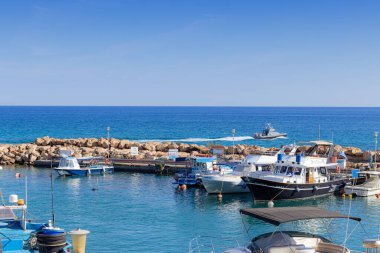 Kıbrıs Protestoları 11 Ekim 2021 'de Kıbrıs Rum Kesimi' nin açık havada körfezde bulunan yat ve teknelerin farklı türleri. Deniz taşımacılığı kavramı.
