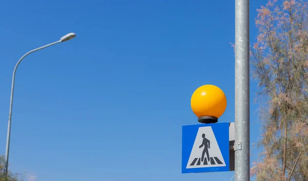 Пешеходная дорожная вывеска на фоне голубого неба. предупреждение для водителей. — стоковое фото