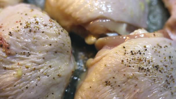 Stekt kycklingkött, kyckling stekt närbild i en kastrull. Processen att laga kyckling i en kastrull hemma. matlagning fjäderfä i en skillet. Stekkött. — Stockvideo