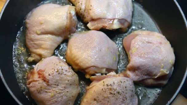 Kızarmış tavuk eti, tavada yakın plan kızarmış tavuk. Evde tavada tavuk pişirme süreci. Tavada kümes hayvanları pişirmek. Kızarmış et. — Stok video