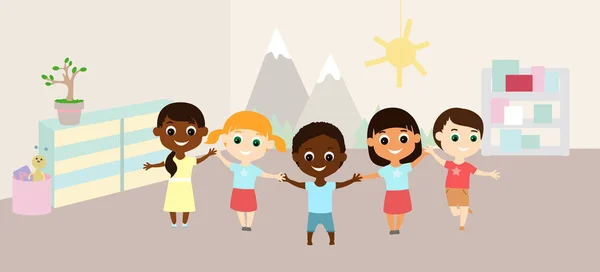 陽気な子供たちは幼稚園や学校の部屋にいます 男の子と女の子が手を取り合って これらは異なる国籍の子供です 漫画のフラットスタイルのイラスト — ストックベクタ