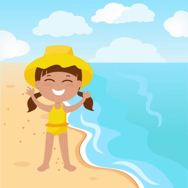 Sarı mayolu ve şapkalı bir kız denizin kenarındaki kumda duruyor. Çocuk sette güneşleniyor ve mutlu bir şekilde gülümsüyor. Çizgi film illüstrasyonu. 