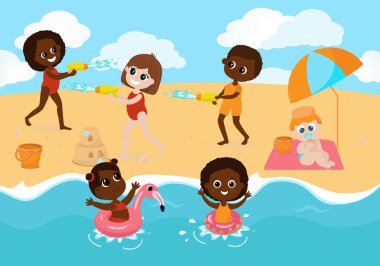 Çocuklar kumsalda oynar, kızlar ve erkekler su savaşı yapar ve güneş şemsiyesi altında otururlar. Çocuk şişme bir yüzük şişiriyor, bebek battaniyeye oturuyor, çocuklar denizde yüzüyor.. 