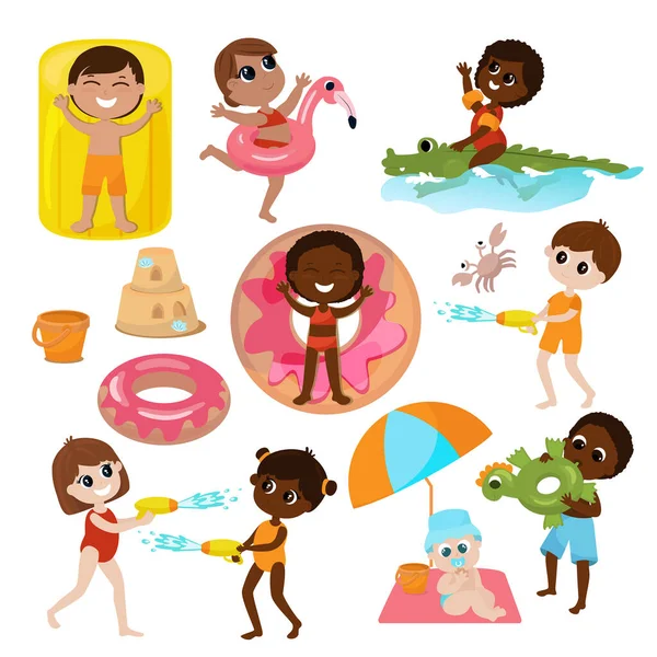 Yaz çocukları için tatil seti. Erkekler ve kızlar şişme timsah yatağında, su yatağında, su savaşında, güneş şemsiyesinde, yengeçte, kumdan kalede, şişme yüzükte. Mutluluk ve eğlence havası.