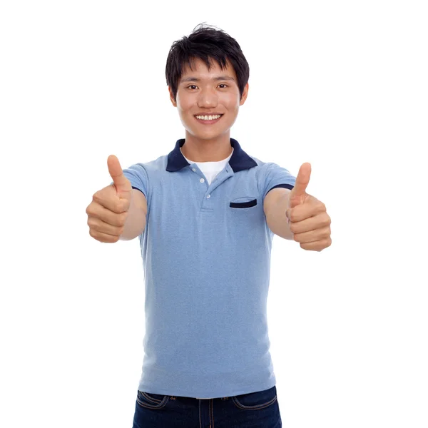 Glücklich lächelnder junger Mann zeigt Daumen — Stockfoto
