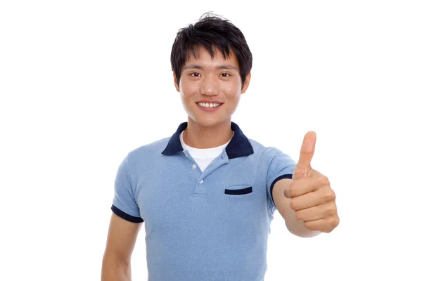 Счастливый улыбающийся молодой человек показывает большой палец — стоковое фото