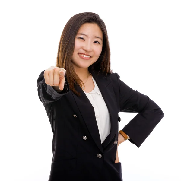Jovem mulher de negócios asiática indicar câmera . — Fotografia de Stock