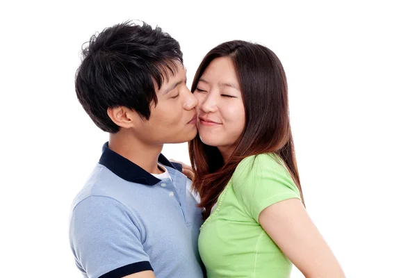 幸せなカップル抱擁とキス — ストック写真