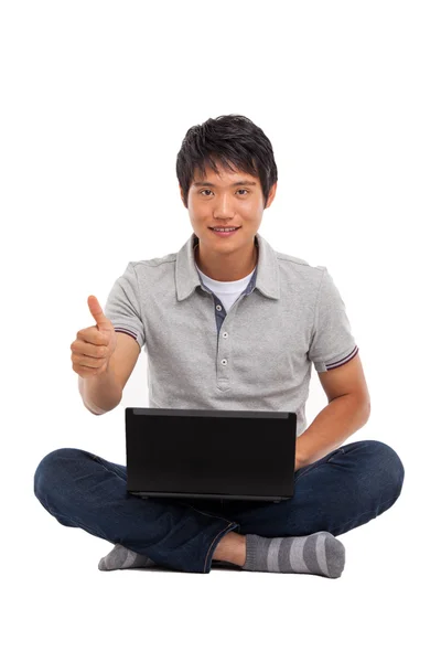 Uomo con computer portatile che mostra i pollici in su — Foto Stock