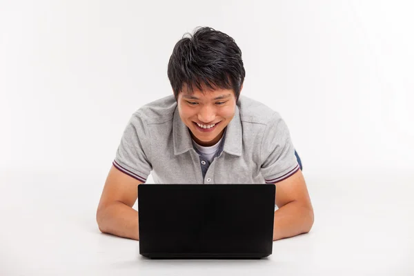 Een lachende man bezig met een laptop — Stockfoto