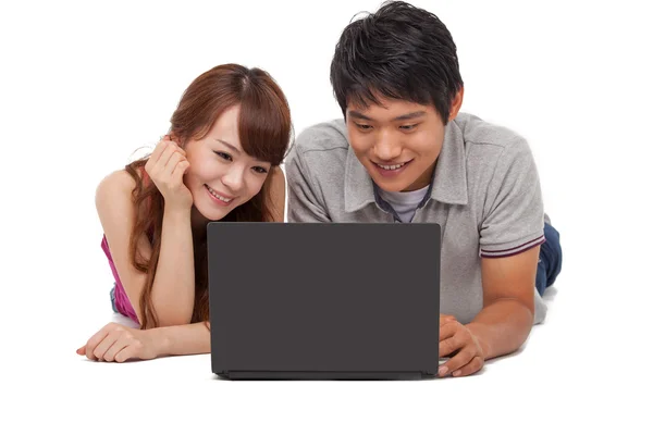 快乐的夫妻使用笔记本电脑 — 图库照片