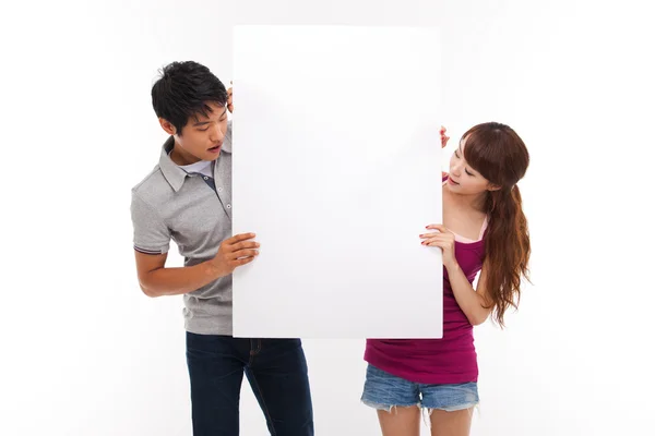 Jovem casal tomar painel branco — Fotografia de Stock