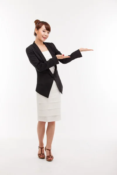 Asiática mulher de negócios indicar espaço em branco — Fotografia de Stock