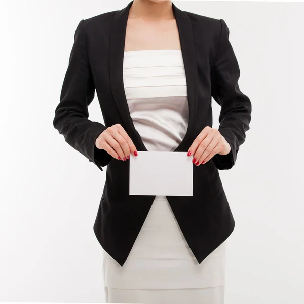 Mujer en un traje de negocios sosteniendo una tarjeta en blanco para su mensaje . — Foto de Stock