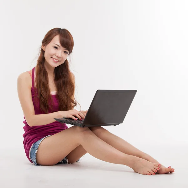 Donna asiatica sdraiata con laptop — Foto Stock