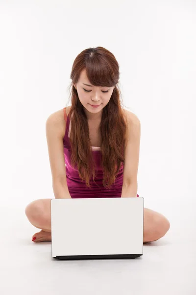 Asian woman lying down with laptop — Stock Photo, Image