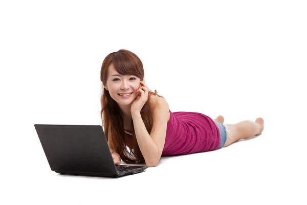 アジアの女性のラップトップで横たわっています。 — ストック写真