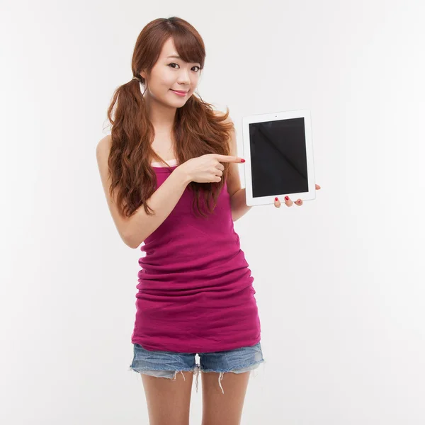 Женщина держит планшетный компьютер — стоковое фото