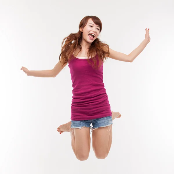 Gelukkig Aziatische vrouw springen — Stockfoto