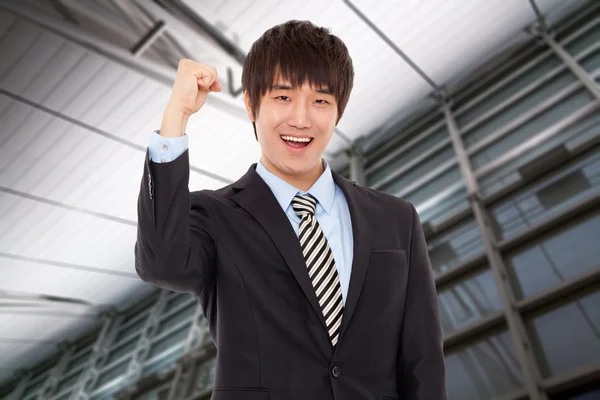 Счастливый молодой азиатский бизнесмен — стоковое фото