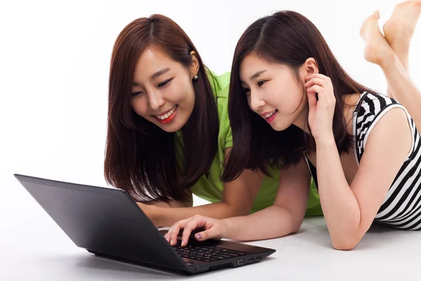 Joven mujer asiática usando Laptop — Foto de Stock