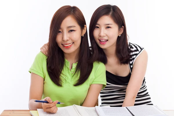 学习在桌子上的两个年轻亚裔女子 — 图库照片
