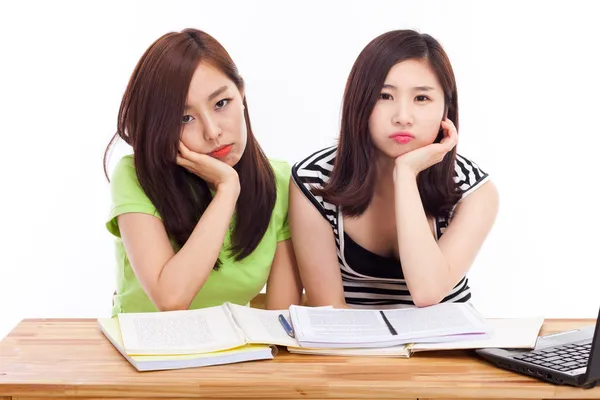 Deux jeunes femmes asiatiques ayant des problèmes sur le bureau . — Photo