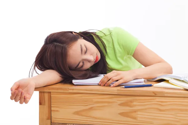 Joven mujer asiática durmiendo en el escritorio — Foto de Stock