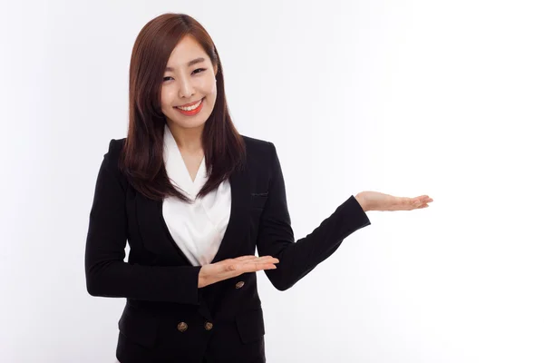 Asiática mulher de negócios indicar espaço em branco — Fotografia de Stock