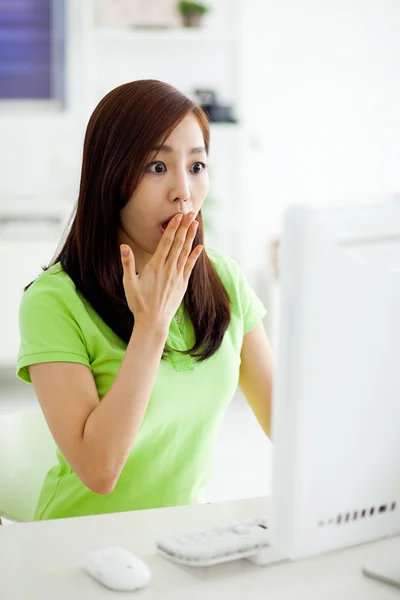 Verrassend Aziatische jonge vrouw met behulp van computer. — Stockfoto