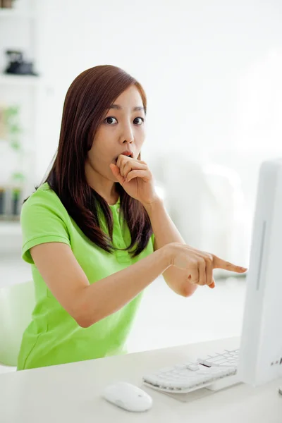 Surprizing Asian young woman using computer. — Stock Photo, Image