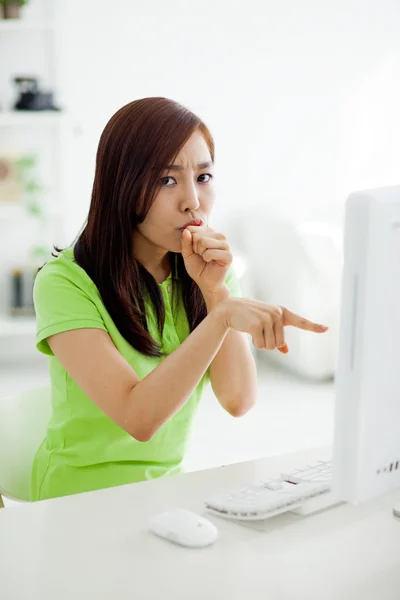 Sorprendente asiatico giovane donna utilizzando il computer . — Foto Stock