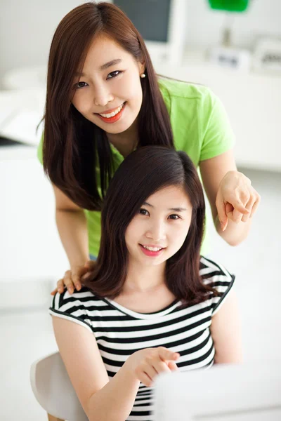 Две азиатские девушки за компьютером . — стоковое фото