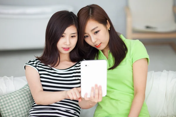 Dos mujer joven asiática usando tableta PC . — Foto de Stock