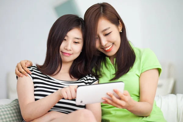 Twee Aziatische jonge vrouw gebruiken, tablet pc. — Stockfoto