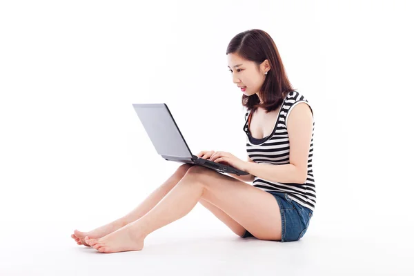 Mulher asiática deitada com laptop — Fotografia de Stock