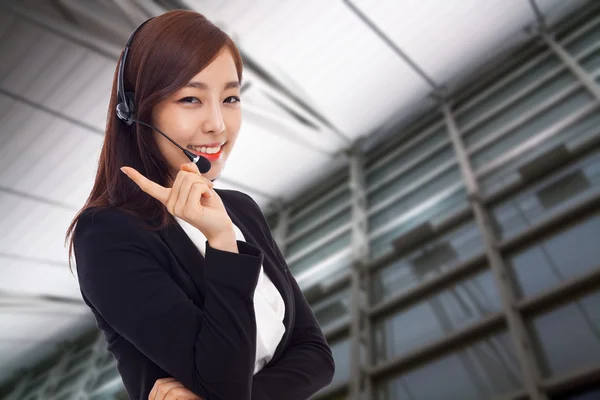 Sorridente call center operatore asiatico business donna — Foto Stock