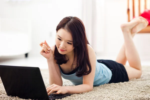 Junge asiatische Frau mit Laptop — Stockfoto