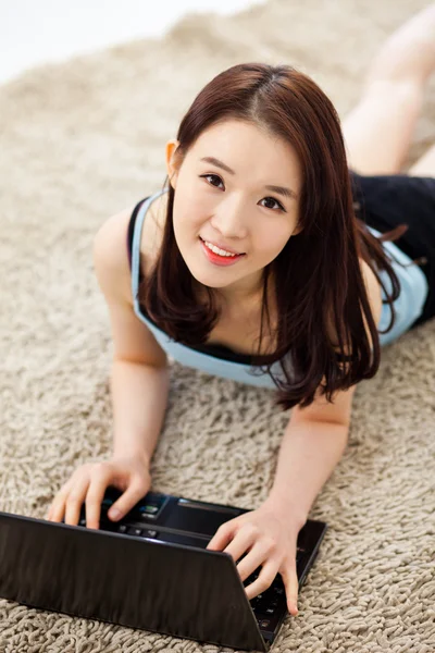 Ung asiatisk kvinna som använder bärbar dator — Stockfoto