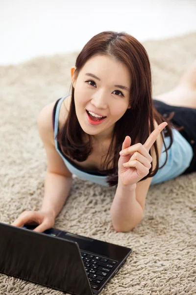 Junge asiatische Frau mit Laptop — Stockfoto