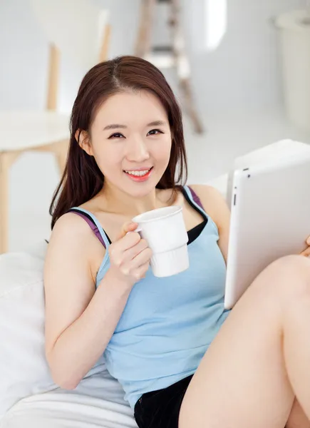 Giovane donna asiatica utilizzando un pad PC — Foto Stock
