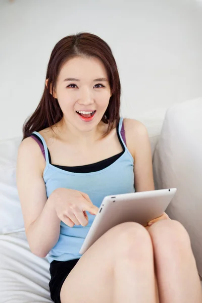 Joven mujer asiática usando una almohadilla PC — Foto de Stock