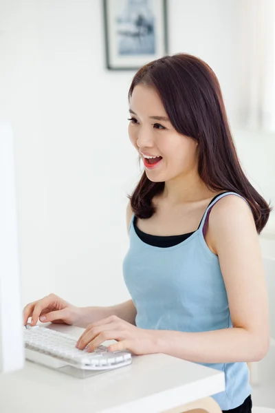 Feliz asiática joven mujer usando computadora . — Foto de Stock