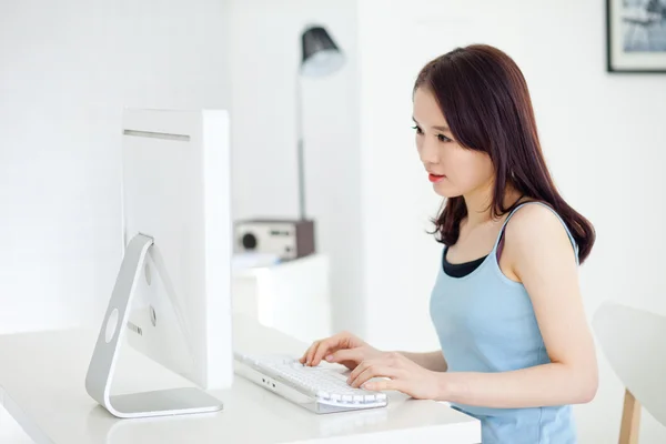 Feliz asiática joven mujer usando computadora . — Foto de Stock