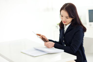 Genç Asyalı öğrenci ile pad pc