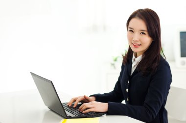 render 3D de un casco de seguridad amarillo