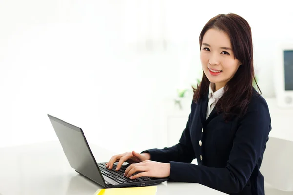 render 3D de un casco de seguridad amarillo