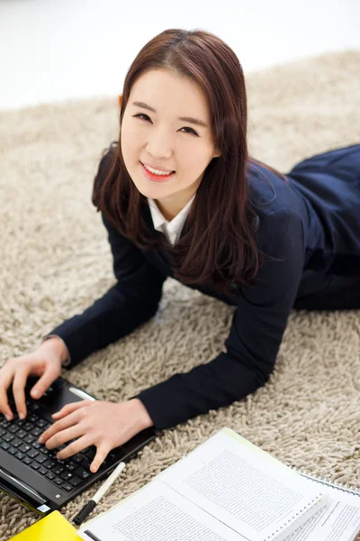 Yong pretty Asian student studying — Stock Photo, Image