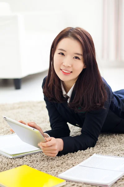 Yong ganska asiatiska student som studerar — Stockfoto