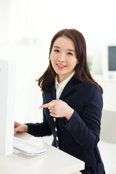 Feliz ásia jovem mulher usando computador . — Fotografia de Stock